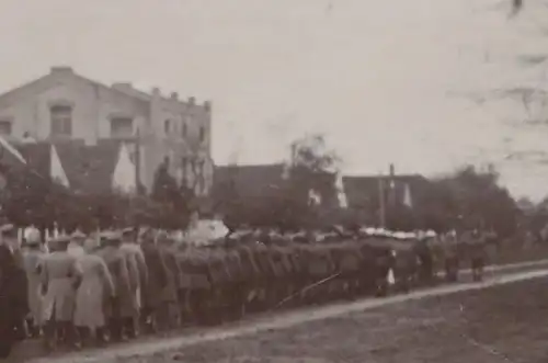 altes Foto - Trauermarsch ??? Soldaten, Sanitäter , Ordensschwestern - Kriegslaz