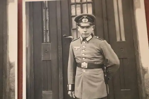 zwei tolle  alte  Fotos - Portrait eines Soldaten