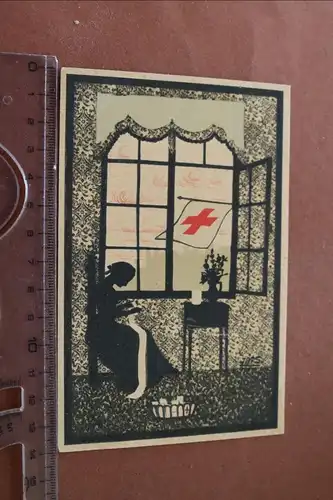 alte Künstlerkarte - Frau sitz am Fenster - Rot Kreuz Fahne