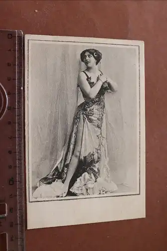 tolle alte Karte - Erotik - hübsche Frau im Kleid zeigt Bein