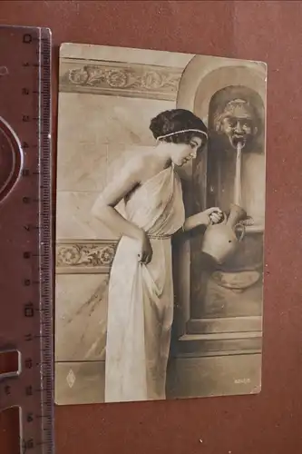 tolle alte Karte - Erotik - hübsche Frau mit Wasserkrug - 1918