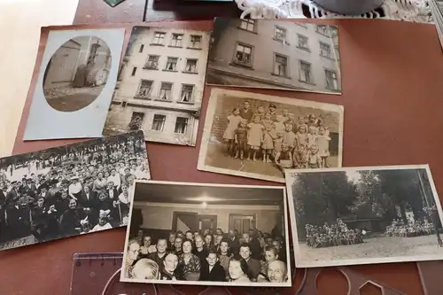 sieben alte Fotos - Gruppen, Häuserfassaden - 1910-1950 ca