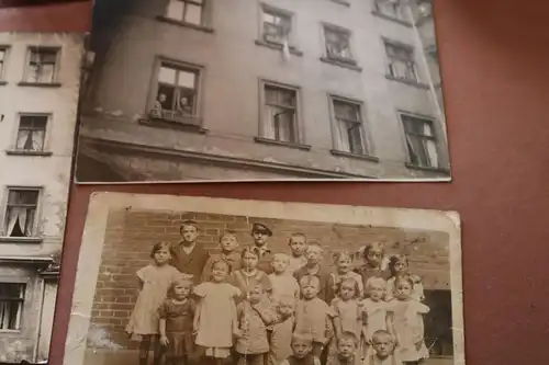 sieben alte Fotos - Gruppen, Häuserfassaden - 1910-1950 ca