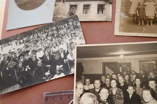 sieben alte Fotos - Gruppen, Häuserfassaden - 1910-1950 ca 
