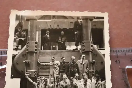 altes Foto - Gruppe Männer posieren vor riesiger Maschine  oder so ?? Wald..h