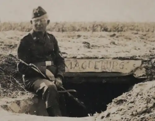 altes Foto - Soldat Flakabtlg. in Bunkerstellung Magdeburg im Vorgelände -