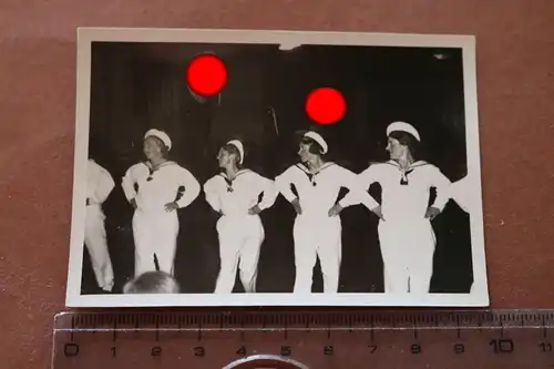 altes Foto - Gruppe Frauen im Matrosen-Outfit - Frontbetreuung ?? 