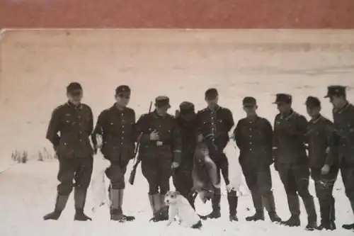 altes Foto - Gruppe Soldaten nach der Hasenjagd , Fuchsjagd