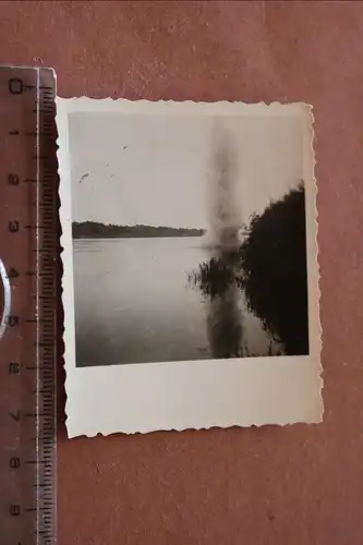 altes Foto - Granateinschlag ins Wasser 