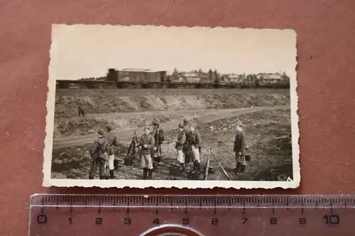 altes Foto - Gruppe Soldaten - Hintergrund schneller Zug mit Waggons
