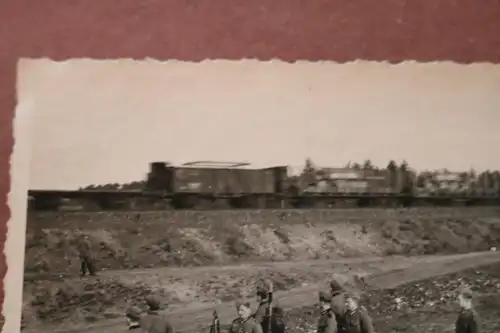 altes Foto - Gruppe Soldaten - Hintergrund schneller Zug mit Waggons