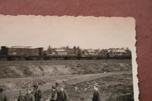 altes Foto - Gruppe Soldaten - Hintergrund schneller Zug mit Waggons