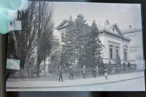 tolles altes Glasnegativ mir unbekanntes Gebäude - Schulkinder - 1910-20 ?