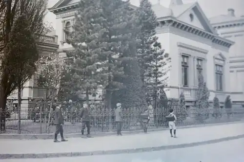 tolles altes Glasnegativ mir unbekanntes Gebäude - Schulkinder - 1910-20 ?