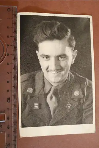 tolles altes Foto Portrait eines amerikanischen Soldaten Abzeichen Eisbär Sonne
