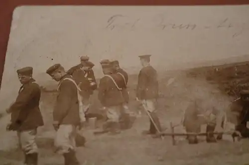 tolles altes Foto - Gruppe Soldaten Übung ?  1899  Burgbrohl ??