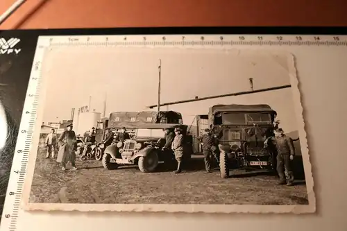 tolles altes Foto - Soldaten Fahrzeuge 1940 - Ort ??? 