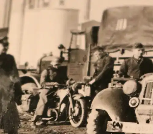 tolles altes Foto - Soldaten Fahrzeuge 1940 - Ort ??? 