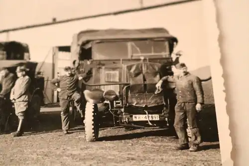 tolles altes Foto - Soldaten Fahrzeuge 1940 - Ort ???