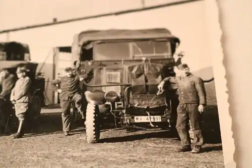 tolles altes Foto - Soldaten Fahrzeuge 1940 - Ort ??? 