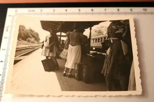tolles altes Foto - Frauen warten am Bahnsteig - Bahnhof - Ort ??? 30-40er Jahre