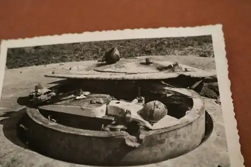 altes Foto - gesprengter Bunker - Geschützturm ?  Frankreich ?