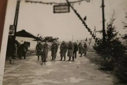 altes Foto - offener Grenzbalken- Grenze zu ???  Soldaten Ort ???