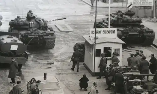 zwei tolle alte Fotos Abriegelung Sowjetzone 1961 - Friedrichstrasse