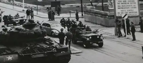 zwei tolle alte Fotos Abriegelung Sowjetzone 1961 - Friedrichstrasse