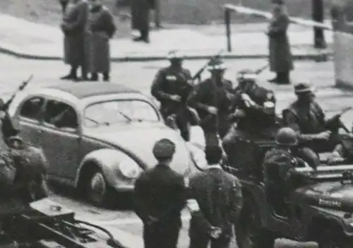 zwei tolle alte Fotos Abriegelung Sowjetzone 1961 - Friedrichstrasse