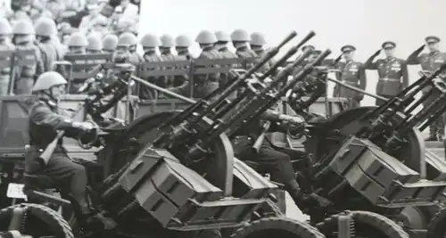 zwei tolle alte Fotos Parade NVA MIlitär - Berlin Marx Engels Platz - 60er Jahre