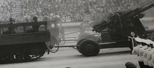 zwei tolle alte Fotos Parade NVA MIlitär - Berlin Marx Engels Platz - 60er Jahre