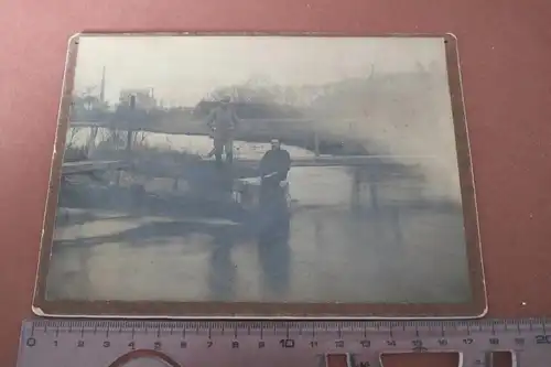 tolles altes Foto - zwei Österreichische Soldaten am Fluss 