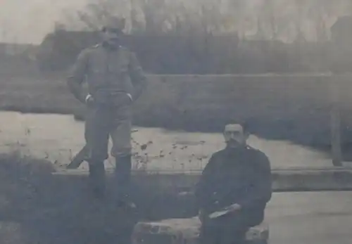 tolles altes Foto - zwei Österreichische Soldaten am Fluss 