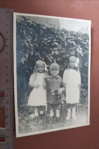 tolles altes Foto - Kleiner Junge in Uniform mit Pickelhaube und zwei Mädchen