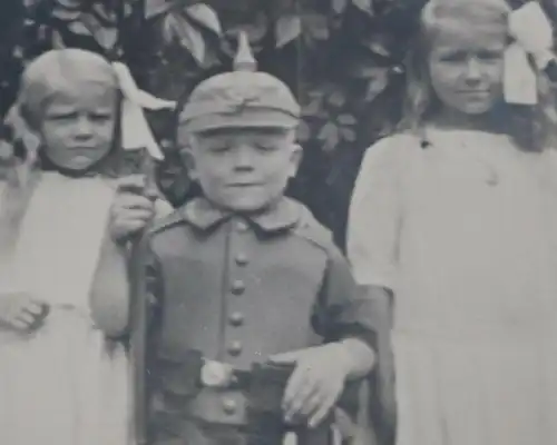 tolles altes Foto - Kleiner Junge in Uniform mit Pickelhaube und zwei Mädchen