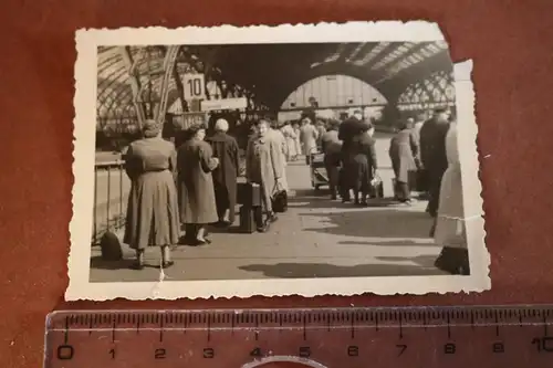 tolles altes Foto - Mir unbekannter Bahnhof - Bahnsteig Stralsund