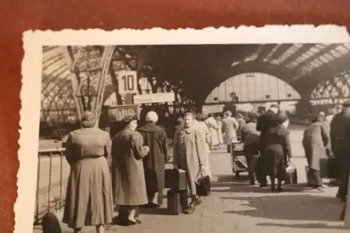 tolles altes Foto - Mir unbekannter Bahnhof - Bahnsteig Stralsund