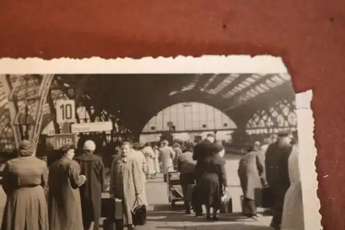 tolles altes Foto - Mir unbekannter Bahnhof - Bahnsteig Stralsund