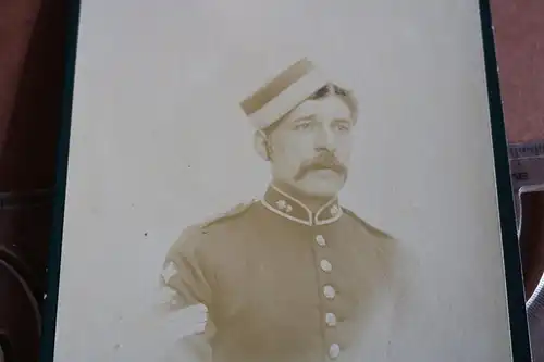 tolles altes Kabinettfoto - Portrait eines Soldaten - England ?? unbek. Uniform