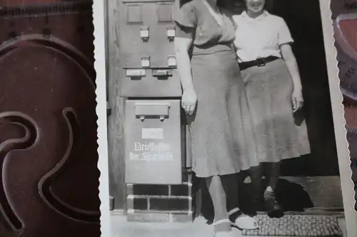 tolles altes Foto zwei hübsche Frauen posieren bei einem Rollfilmautomaten 50er