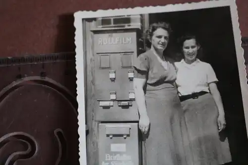 tolles altes Foto zwei hübsche Frauen posieren bei einem Rollfilmautomaten 50er