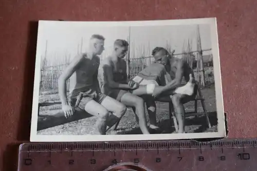altes Foto Soldaten in kurzer Hose , einer bekommt Verbände 