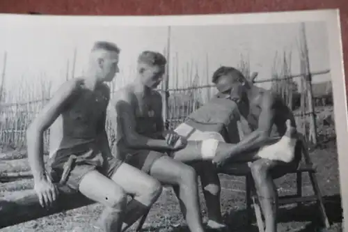 altes Foto Soldaten in kurzer Hose , einer bekommt Verbände