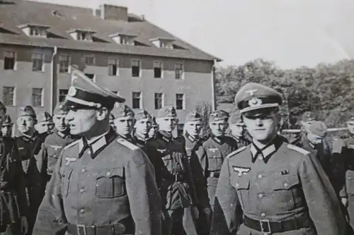 tolles altes Foto - Offiziere - Soldaten Kaserne - Ort ??