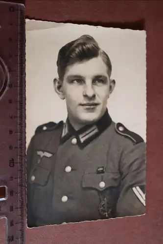 tolles altes Portrait eines Soldaten  mit kleiner Bandspange 