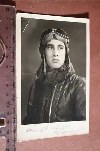 tolles altes Portrait eines Piloten mit Lederhaube und Schutzbrille 1940