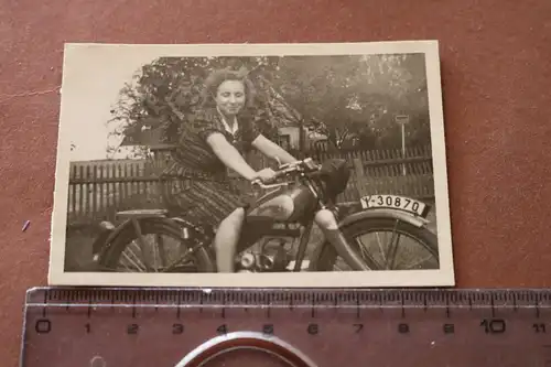 tolles altes Foto - Frau auf Oldtimer Motorrad Phänomen Bob  20-30er Jahre