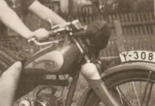 tolles altes Foto - Frau auf Oldtimer Motorrad Phänomen Bob  20-30er Jahre