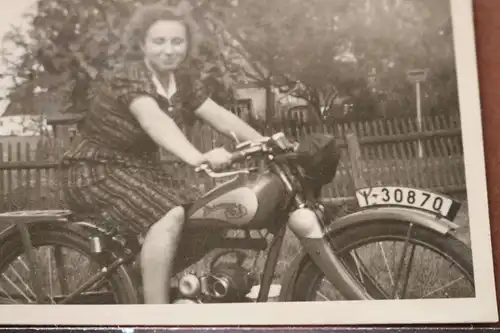 tolles altes Foto - Frau auf Oldtimer Motorrad Phänomen Bob  20-30er Jahre